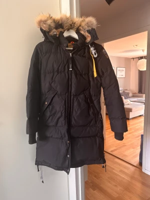 Parajumper long bear - Säljer nu min älsklings jacka då jag har köpt den nyaste modellen, denna är min älskling och den är så skön och sitter så bra! Den är hel och ren!storlek xs, kemtvättad, djur och rökfri. Har även fler bilder, billigare vid snabb affär 