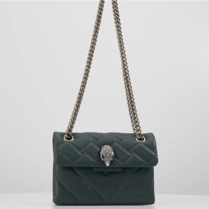 Kurt geiger - Söker denna Kurt geiger väskan i mörk grön! 💓 den kan va i bra skick eller lite slitningar så länge den är inte ”skrotig” 💞