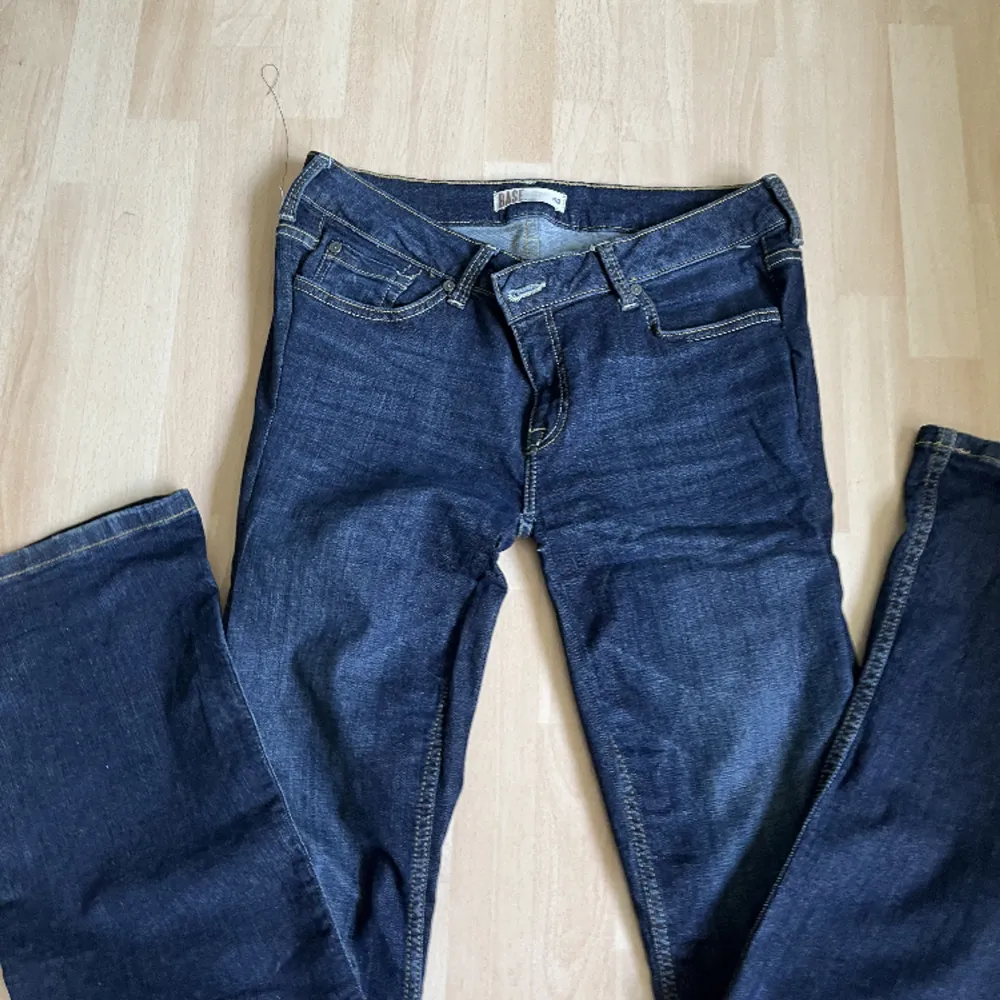 Ett par as snygga bootcut jeans. Nästan aldrig andvända, har dock sytt de lite. 70 + 50 kr frakt. Skriv för mer info och bilder . Jeans & Byxor.