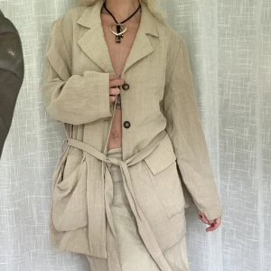 Linne kavaj  - Linne kavaj men knyt i midjan. Otrolig nu på sommaren speciellt med linne byxa eller kjol!   Skriv gärna vid funderingar 💌