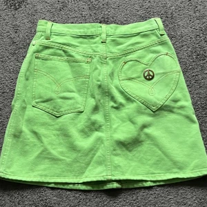 Moschino-kjol - Snygg kjol från moschino, köpt second hand! Passar olika beroende på hur man vill att den ska sitta men skulle säga S🌞