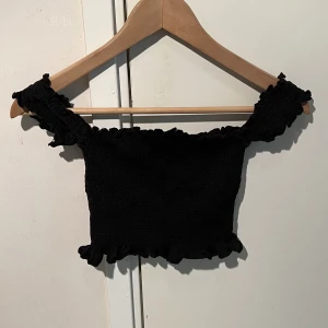 svart topp - säljer för den är för liten, bra skick och använd 1 gång🩷