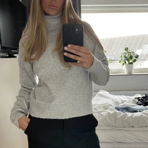 Grå stickad tröja💞 - Säljer denna gråa, stickade polotröja från h&m i storlek xs då den inte kommer till användning och är för liten. Fint skick men lite nopprig.