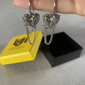 Snygga örhängen  - Super snygga örhängen! 🤍 Aldrig använda då de inte riktigt är min stil ✨🤍