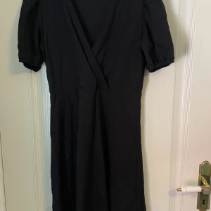 Klänning  - Välomhändertagen, samma modell som den gröna, sitter mycket finare på än vad den gör sig på bild