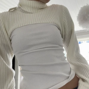 Vit polo ”kofta” - Säljer denna stickade ”kofta” med polokrage från H&M då den aldrig kommit till användning. Prislappen finns kvar på plagget så den är i fint skick. Vill du ha mer bilder på plagget eller några frågor så är det bara att skriva till mig! Du står för frakt💘