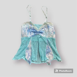 Stickad mermaid-topp - En unik och häftig topp som är stickad med massor av detaljer. Jättefint flow! Fint skick. 