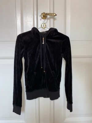 Juicy Couture - Köpt på NK för 10 år sedan. Använd ca 5 gånger sen legat nerpackad i källaren, så den är som ny. Perfekt skick 💕