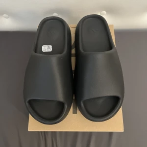 Yeezy slide Onyx - Säljer mina oanvända Yeezy slide onyx då dem ej passar mig längre. Låda och kvitto finns och skickas efter köp👍