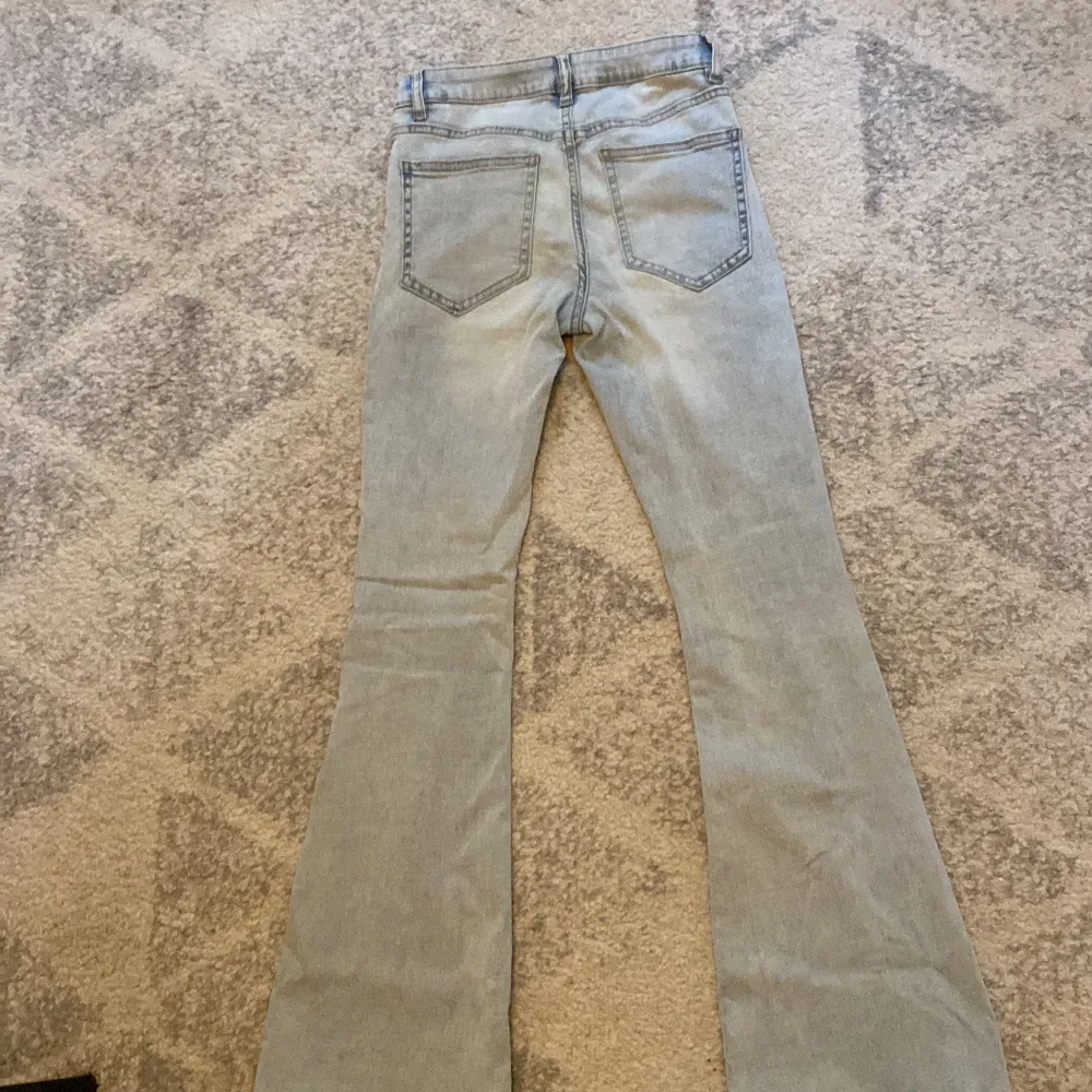 Säljer nu dessa skit snygga och eftertraktade jeans från Lindex i modellen Freja💓sitter superbra och lågmidjade vilket är Såå snyggt💓i mycket bra skick och inga täcken på andvändning för de knappt är andvända💓. Jeans & Byxor.