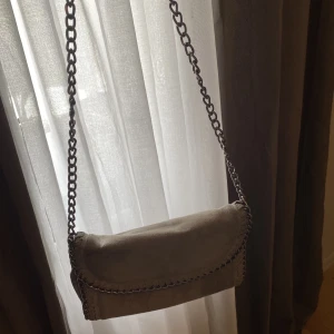Väska - Super söt Stella liknande väska som jag använt några gånger. Får plats med mycket saker och vart en favorit väska hos mig!🥰