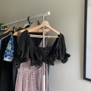 Svart topp - Svart festtopp med knytning, storlek 36🖤