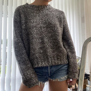 Stickad tröja - gråmelerad stickad tröja från BDG. Strl M men passar även mindre❤️