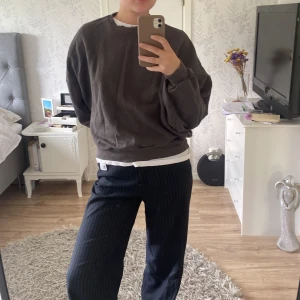 Sweatshirt - Grå sweatshirt från nelly. Väl använt men är fortfarande i bra skick