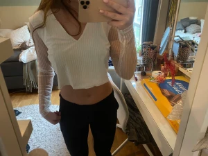 Topp - En vit meshtopp med randigt vitt mönster. Baktill är toppen seetrough vilket passar perfekt till festliga tillfällen. Strl s men passar även m. Kontakta för andra prisförslag🤍