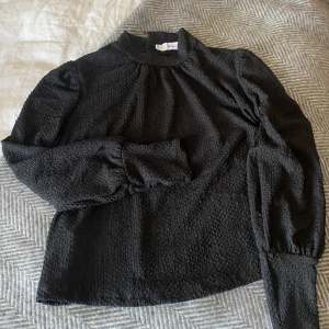 Blus  - Jättefin blus köpt på mango, helt oanvänd! Säljer pga. inte kommit till användning
