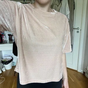 Tröja BikBok - En tröja från BIKBOK🌸 Tröjan har använts bara någon få gång, då det egentligen är en pyjamas med ett par tillhörande byxor men har bara använt byxorna. 