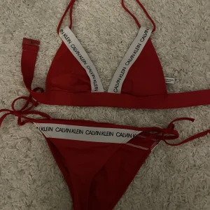Ck bikini - Röd bikini från Calvin Klein nästan aldrig använd  Storlek xs men passar även s om man har mindre bröst då toppen är lite mindre än överdelen, pris kan diskuteras 