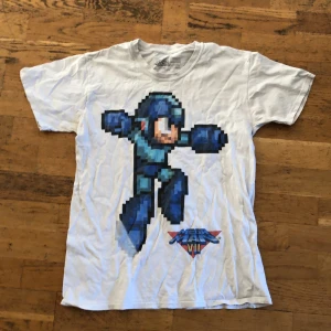 T-shirt med tryck - T-shirt med tryck, knappt använd. Står M men passar som S. Pris går att diskuteras vid snabb affär.