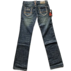 Dolce & Gabbana jeans - Sjukt snygga jeans från dolce Gabbana, älskar detaljerna på fickorna. Lappen är kvar, skriv så kan jag skicka närmare bild :) inte sätt några defekter. 40cm i midjan (mätt rakt över) och 80cm i innerbenslängd.