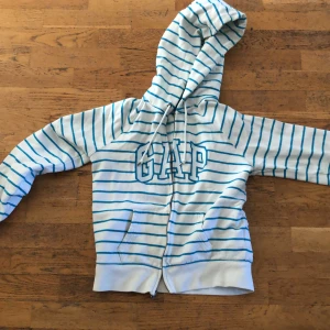 Gap zipup - Randig gap zipup. Fint skick. Står storlek M men passar med som XS/S. Pris kan diskuteras vid snabb affär.