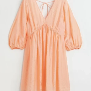 Korall klänning 💞 - Helt ny korall klänning från HM med öppenrygg samt puffärmade trekvartsärmar💞 Helt oanvänd och har kvar prislappen! Original pris: 200kr❤️