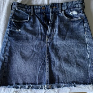 Snygg jeanskjol - Mörkblå jeanskjol ifrån Hm. Säljer eftersom den tyvärr blivit för liten. Superskön och lagom längd, dvs knte för kort och inte för lång. Strl S men passar nog Xs också