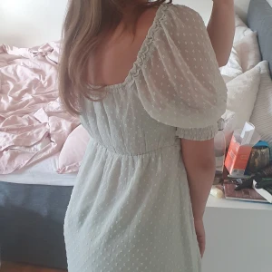 Ljusgrön sommarklänning😍 - Den är ovanför knäna på mig som är 166 lång🤍 det står strlk 36 på lappen men den är stretchig så den skulle nog passa bättre på nån med strlk 38/40. Bara använd 1 gång, jättebra skick! 