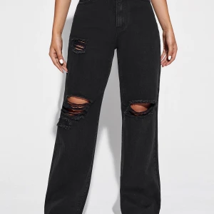 Jeans - Dessa är lågmidjade men inte bootcut. Dom har snygga hål & används inte för att den blev för stor