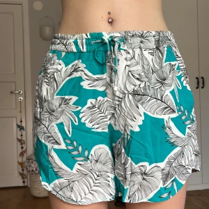 Nya tygshorts - Helt nya tygshorts från Kappahl, aldrig använda och lappen sitter kvar (syns på tredje bild). Storlek: 40 Nypris: 249 kr 