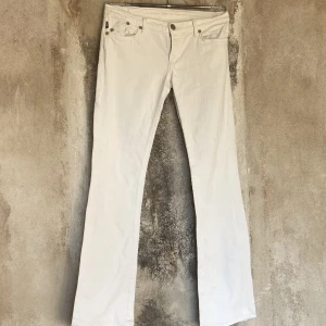 Lågmidjade jeans - Lågmidjade bootcut jeans från Rock & Republic av Victoria Beckham. Begagnat pris brukar vara runt 1000kr, dessa är knappt använda. Midjemått: 85 cm Innerbensmått: 83,5 cm Ytterbensmått: 104 cm