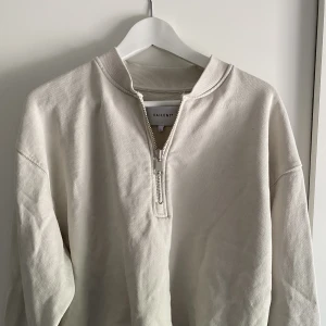 VAILENT Zip-Sweater (L) - - Anvädes ca 5 gånger - Storlek L - Nytvättad  - Strykt