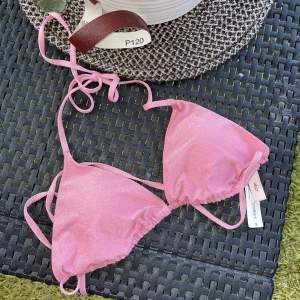 Jättesöt rosa glittrig bikini från Nelly i storlek S! Kommer ej till användning. Köparen står för frakt💕 hör av dig för fler frågor! Nypris : 249kr