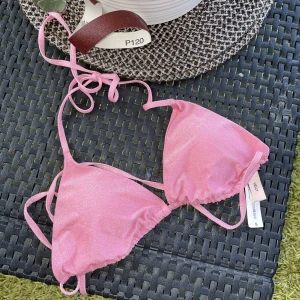 Glittrig rosa bikini  - Jättesöt rosa glittrig bikini från Nelly i storlek S! Kommer ej till användning. Köparen står för frakt💕 hör av dig för fler frågor! Nypris : 249kr