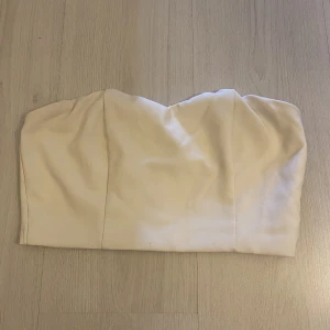 Vit corsett topp - Vit corsett topp från SHEIN. Dragkedja bak och gummi runt kanten💖