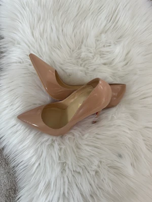 Red bottoms - Nude klackar med röd undersula, (Louboutin inspirerade). Köpta på sellpy men jag har aldrig använt dem. Snygga till vardags och fest! Storlek 37.
