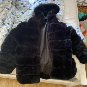 Svart pälsjacka  - Säljer min svarta pälsjacka som är super varm och perfekt för hösten och vintern. Jackan är onesize men passar xs,s,m men även L men kan sitta lite tajt 