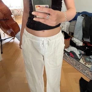 Linnebyxor - Säljer dessa fina linnebyxor perfekt nu till sommaren☀️Finns fler bilder på byxorna om man är intesserad!