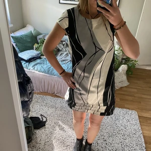 Vintage sidenklänning - Wow alltså, denna vintage sidenklänningen!! Så himla cool och fin fit, ger 60-tals vibe☠️❤️KÖP PÅ! 