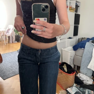 Lågmidjade jeans - Säljer dessa otroligt fina lågmidjade vintage jeans köpta i Berlin😮‍💨 Pris kan diskuteras🤝🏼