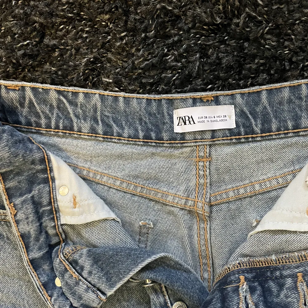 Snygga jeansshorts perfekta till sommaren! Lite längre i modellen. Knappt använda så i absolut nyskick! Hör av er för frågor!. Shorts.