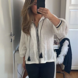 Zara blus - Säljer denna zara blusen som inte finns kvar längre, säljer den pågrund utav att jag inte använder den och jag tycker den sitter stort🩷knappt använd🩷