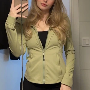 Lululemon jacka - Lululemon jacka med luva. Superfin men kommer inte till användning