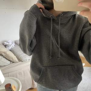 mörkgrå hoodie