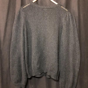 Stickad tröja  - Stickad tröja med lite axlar