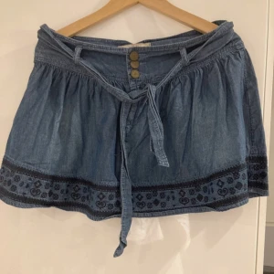 Jeans kjol  - Skit snygg jeanskjol i storlek M. Passar s också. 