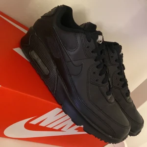 Nike air Max  - Köpta förra julen, använda 1 gång sedan har dem bara stått i hyllan, som nya. Kan gå ner i pris vid snabb affär.