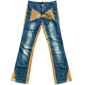 Supersnygga unika lågmidjade bootcut vintage jeans med manchester inlägg och öljetter!💋Storlek S! MÅTT: Midja-66cm Innerbensmått-77cm Jag är 170cm lång! I perfekt skick!💋