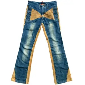 Supersnygga unika lågmidjade bootcut vintage jeans med manchester inlägg och öljetter!💋Storlek S! MÅTT: Midja-66cm Innerbensmått-77cm Jag är 170cm lång! I perfekt skick!💋