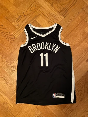 Nba linne Brooklyn Nets Kyrie Irving - Basketlinne i bra skick utan defekter! Använt max 5 gånger.